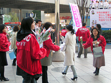 Photo: Participants hand roses to passersby during street activities conducted before the rally. (March 8, Yuraku-cho, Tokyo)