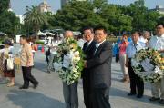 RENGO President Takagi and others offer flowers at the memorial monuments before the rally. (Aug. 4, Peace Memorial Park) 