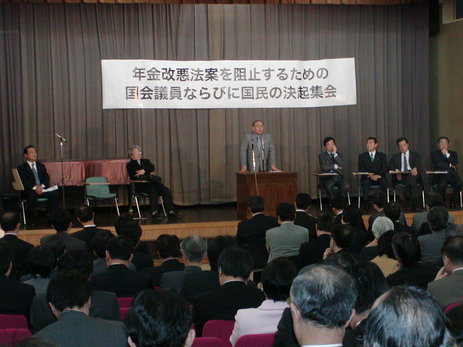 Photo: RENGO General Secretary Kusano speaks on behalf of RENGO. (April 7, House of Representatives Auditorium)