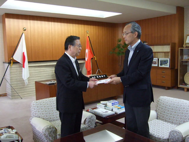 Fukushima Governor Sato (left) and RENGO GS Nagumo