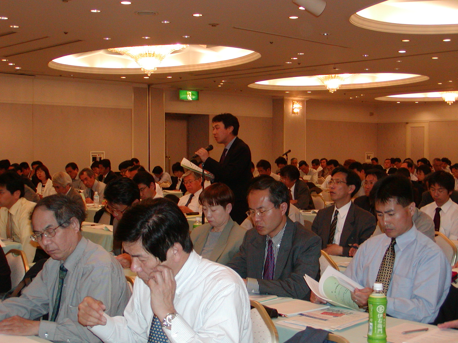 Photo: Attendees remarked on such issues as employment, local economies, long-term care insurance, the tax system, and so forth. (May 7, Ikenohata Bunka Center, Tokyo.)