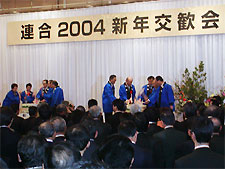 Photo: RENGO officials and prominent leaders from politics and business perform Kagamiwari (breaking of a barrel of ceremonial sake.)<br>(January 5, Tokyo)