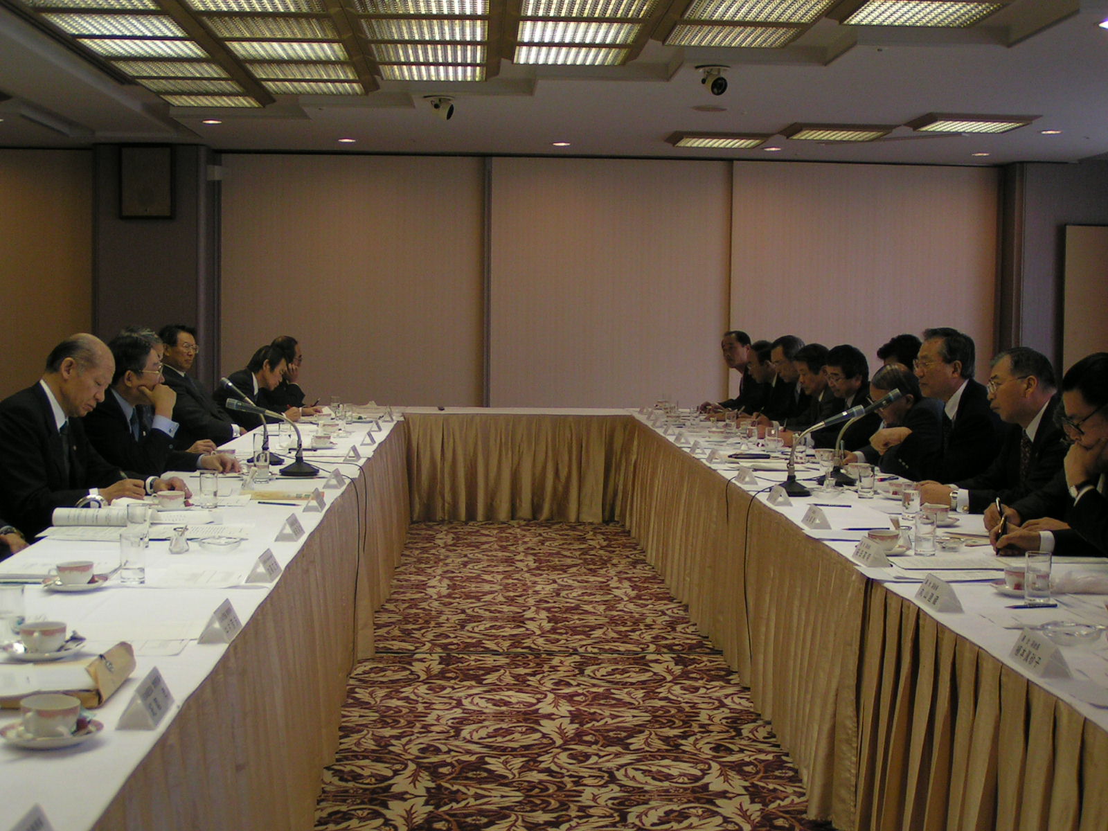 Photo: The regularly scheduled meeting. (December 14, Keidanren Kaikan)